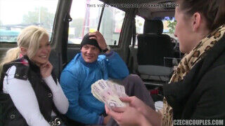 Amatőr cseh párok kupakolása a furgonba pénzért