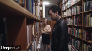 Karla Kush a pici keblű szöszi tinédzser szuka a könyvtárban kúr a tetkós sráccal