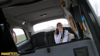 Jenny Doll a 18 éves tinédzser bige megszexelve a taxi hátsó ülésén