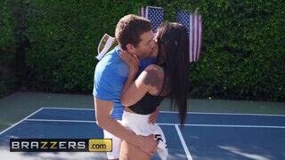 Gina Valentina a szőrös cunis fiatal csaj a tenisz edzővel kamatyol