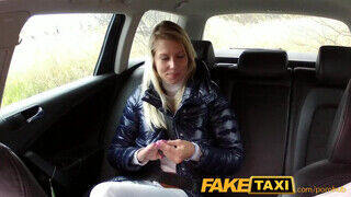 Tini világos szőke milf anyuci a taxissal kufircol a hátsó ülésen