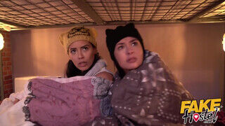 Freya Dee és Andreina Deluxe a fázós fiatal luvnyák egy kicsike melegségre vágynak a porno hotel szobájában