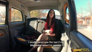 Kitetovált kicsike csöcsű formás tinédzser nőci bekapja a taxis faszát