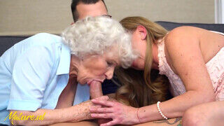 Szőrös suncis perverz nagymamák rámennek a tinédzser hímtagra