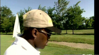 Sylvia Sun a golfpályán megrakva jó hatalmas fekete farokkal