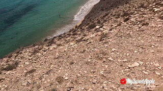 Amatőr pár a nudista strandon hancúrozik - Szexbalvany