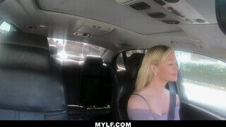 Tinédzser tinédzser leányzó a gyönyörű világos szőke milf barátnőjét nyalja a kocsiban. - Szexbalvany