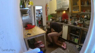 Olasz asszony a konyhában baszik amikor a férje nincs otthon - Szexbalvany