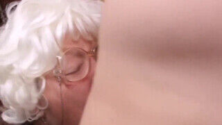 Faszimádó nagymami kedveli ha keményen alárakják a hímvesszőt - Szexbalvany