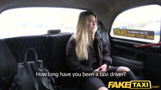 Misha Cross a a világos szőke tinédzser cseh fiatal pipi a taxiban dug - Szexbalvany