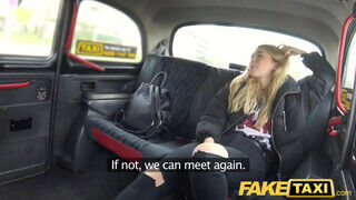 Misha Cross a a világos szőke tinédzser cseh fiatal pipi a taxiban dug