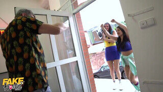 Perverz bulizós tinédzser lányok a hotelben kefélnek a fószerrel édeshármasban - Szexbalvany