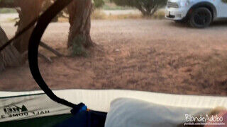 Fiatal amatőr szöszi picsa a sátorban lovagol a hapekja rúdján kempingezés közben. - Szexbalvany