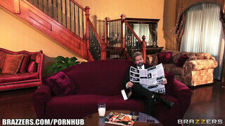 Miközben az igazi férj újságot olvas a szomszéd szobában - Szexbalvany