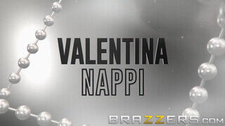 Valentina Nappi az olasz csöcsös tinédzser pornószínész hátsó lyukba kefélve. - Szexbalvany