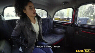 Latina tinédzser lány leszopja a taxist gigászi farkát - Szexbalvany