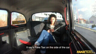 Latina tinédzser lány leszopja a taxist gigászi farkát - Szexbalvany