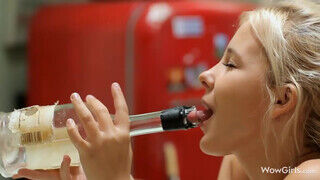 Monroe Sweet a tinédzser világos szőke fiatal nőci egy borosüveggel peckezik - Szexbalvany
