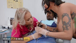 Joslyn James és Harley King a kéjnő milf doktornők a fogászaton rácsodálkoznak a fekete hímvesszőre