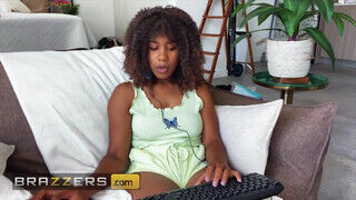 Jenna Foxx a szuper kívánatos fekete masztizó gamer lány