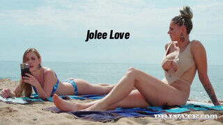 Jolee Loveot a nagyméretű cicis milfet, a strandon szedik fel egy pici fenék lyukba baszásra - Szexbalvany