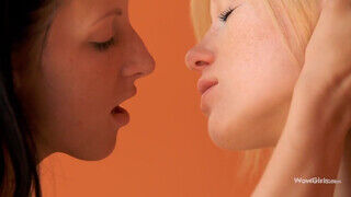 Paloma és Rea a tinédzser lesbi lányok felfedezik egymás testét. - Szexbalvany