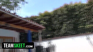 Termetes csöcsű borotvált punás tinédzser pipi a szabadban kufircol - Szexbalvany