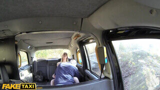 Vadító fiatalos világos szőke holland milf mami a taxiban kúr - Szexbalvany