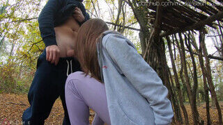 Tinédzser pár megkívánta egymást és kettyintenek az erdőben - Szexbalvany