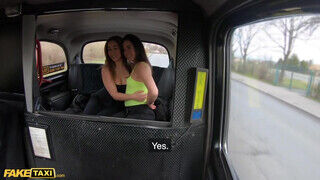 Latin fiatal szexkedvelő csajok Ginebra Bellucci és Anastasia Brokelyn közösülnek a taxiban - Szexbalvany