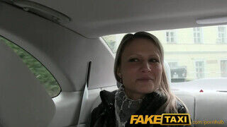 Samantha Jolie  a világos szőke milf bekapja a taxis faszát egy ingyen fuvarért - Szexbalvany