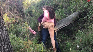 Tinédzser amatőr fiatal pár megkívánta egymást az erdőben és egy jót dugtak. - Szexbalvany