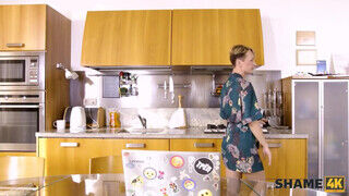 A szomszéd nőt kufircolja a tinédzser it-s csóka a konyhában - Szexbalvany