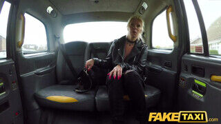 Kate Truu a szöszi óriási didkós milf szétkefélve a taxiban - Szexbalvany