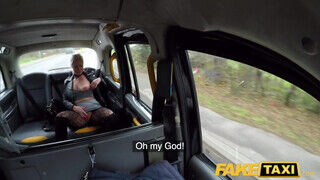 Kate Truu a szöszi óriási didkós milf szétkefélve a taxiban