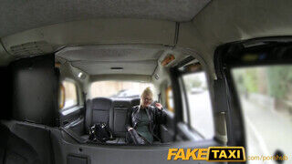 Korosodó óriási csöcsű világos szőke nő lerendezi a taxist