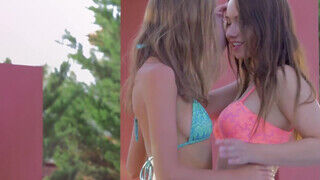 A tini karcsú lesbi lányok Taylor Sands és Katya Clover kényeztetik egymást - Szexbalvany