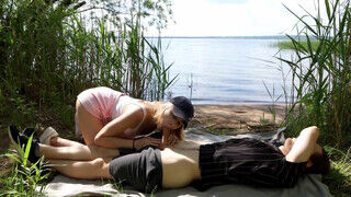 Amatőr tinédzser pár a tóparton kúr a nádasban