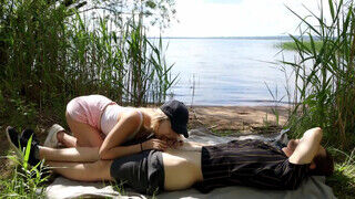 Amatőr tinédzser pár a tóparton kúr a nádasban - Szexbalvany