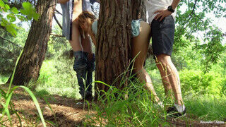 Ketten dugják a tini amatőr világos szőke lányt az erdőben - Szexbalvany