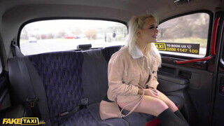 Gina Varney a szöszi fiatal kamatyolni akart a taxissal - Szexbalvany