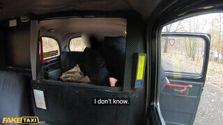 Gina Varney a szöszi fiatal kamatyolni akart a taxissal - Szexbalvany