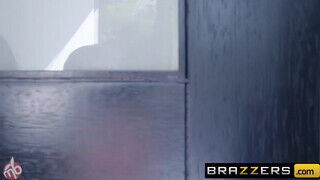 Brandi Love a bájos világos szőke milf és a brazil fiatal pornó színész Abella Danger négyesben kúrnak - Szexbalvany