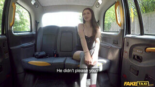 Tinédzser pici mellű lány kúr a taxiban a hátsó ülésen - Szexbalvany