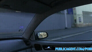 Angel Piaff a világos szőke picsa élvezettel hancúrozik a kocsiban - Szexbalvany