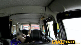Skyler Mckay jól megkettyintve a taxi hátsó ülésén - Szexbalvany