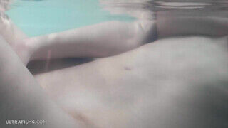 Mila Azul a nagyméretű cicis tini csajszika fürdőkádban élvezkedik - Szexbalvany