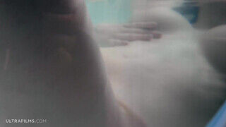 Mila Azul a nagyméretű cicis tini csajszika fürdőkádban élvezkedik - Szexbalvany