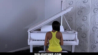 Vienna Black a fiatal nevelő húgi zongorázás helyett közösül a tesóval - Szexbalvany