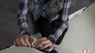 Julia Red a 18 éves fiatal csaj imádja a kezébe venni a durva hímtagot - Szexbalvany